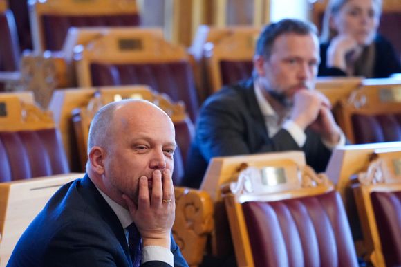 Senterpartiets leder Trygve Slagsvold Vedum og SVs Audun Lysbakken under redegjørelsen. <i>Foto:  Ole Berg-Rusten/NTB</i>