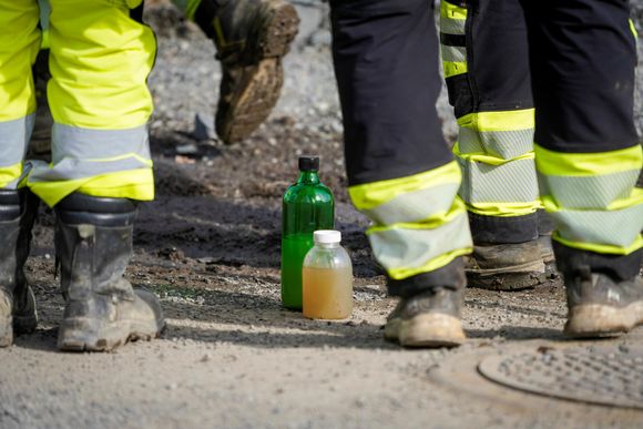 Det blir tatt vannprøver etter at mange tonn olje har lekket ut etter innbrudd og skadeverk på Hamang transformatorstasjon i Bærum <i>Foto:  Ole Berg-Rusten/NTB</i>