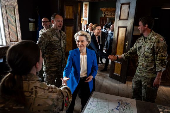 Danmarks statsminister Mette Frederiksen og leder for EU-kommisjonen Ursula von der Leyen møtte danske soldater på Frederiksberg slott i København tirsdag. <i>Foto:  Emil Helms/Ritzau Scanpix via AP</i>