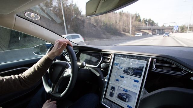 Snart kan du starte Teslaen fra mobiltelefonen