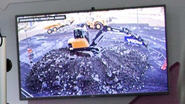 Fjernstyrer gravemaskin via mobilnettet
