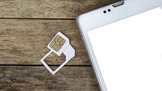 Snart kan simkortene i mobiltelefonene forsvinne