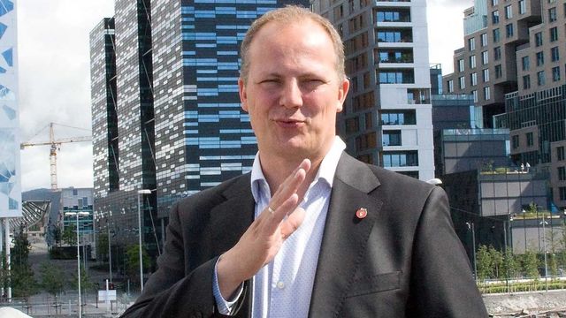 Halverer støtten til bredbånd i distriktene