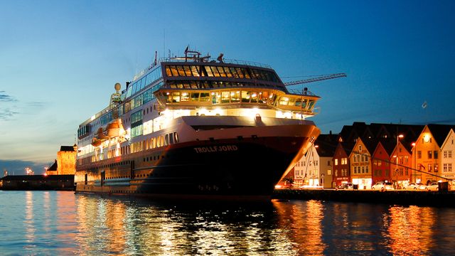 Hurtigruten får landstrøm i Bergen fra april 2017