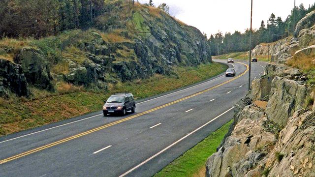 TT Anlegg setter opp midtrekkverk på E 18