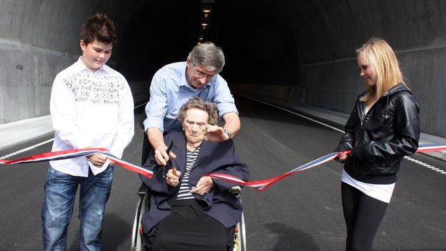 Folkefest da Karen (104) åpnet Haukabøen-tunnelene