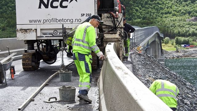 Støper bankett og rekkverk i Oppdølsstranda-tunnelen