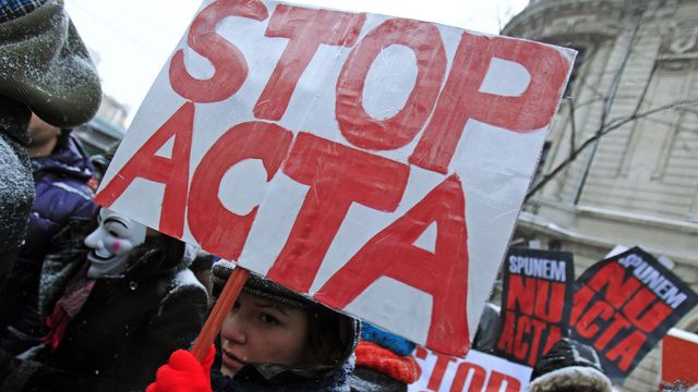 Titusener i protest mot ACTA