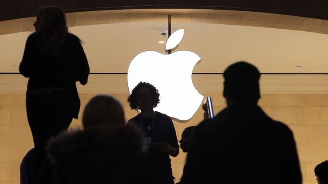 Apple presses av aksjonærene