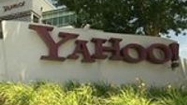 Yahoo nedbemanner enda en gang