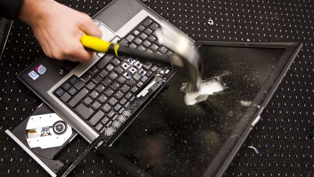 Hissig mann knuste pc