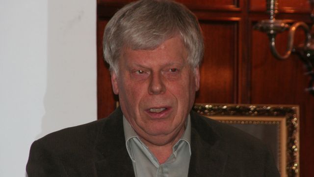 Selger mobiler i bøtter og spann