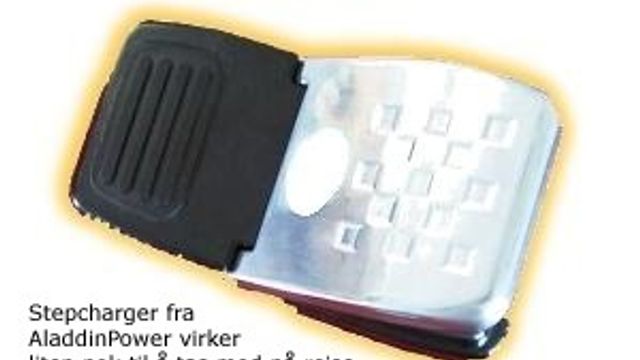 Holder PC-en i gang med føttene