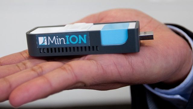 Utfører DNA-analyse med liten USB-dings