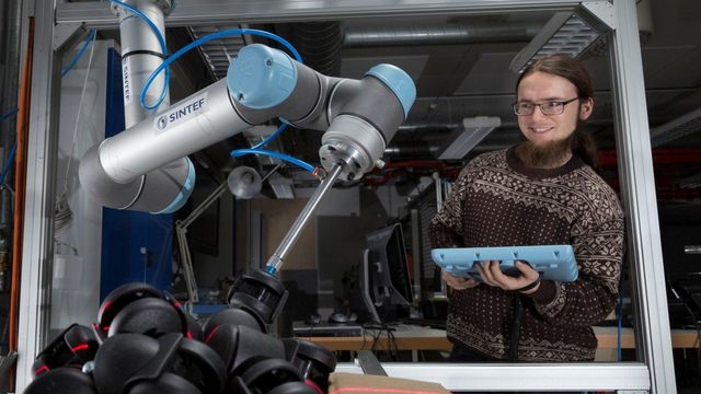 Utvikler universell bin-picking basert på to roboter