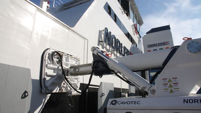 «Revolusjonerende» norsk system: Fortøyer og lader skip i én operasjon