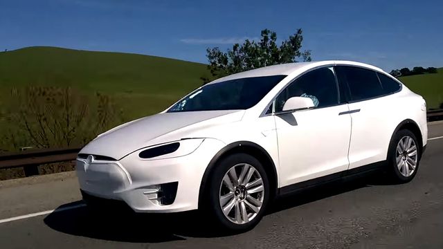 Her er Tesla Model X på veien i California