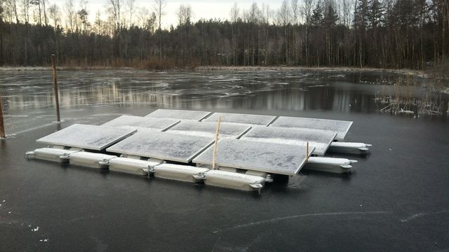 Her fryser de flytende solcellene fast i isen