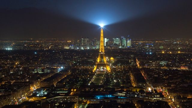 Etterforsker mystiske droner over Paris