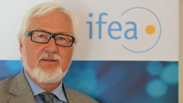 Ragnar G. Stokke er nytt æres-medlem i Ifea