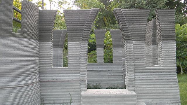 Byggingeniør 3D-printet slott i hagen