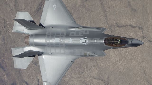 Her skyter F-35 med 25-millimeterkanonen i lufta