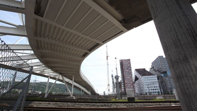 Vegvesenet slår setnings-alarm etter sprekk i den hvite prestisjebrua i Bjørvika