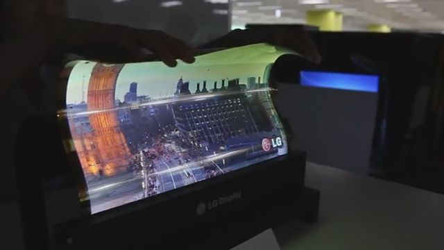 Beviset: Her ruller LG sammen 18" OLED-skjermen mens filmen vises