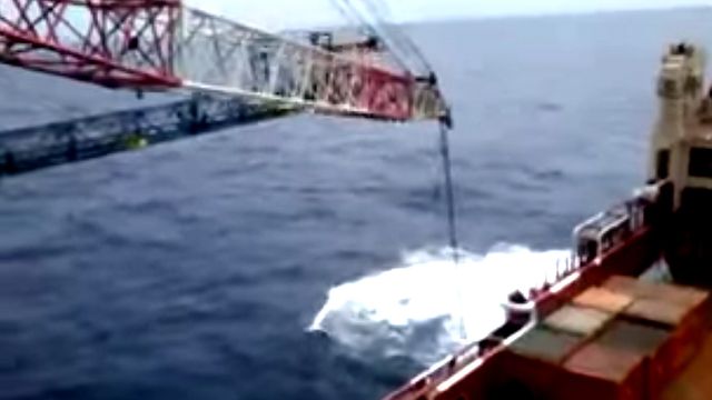 Her kollapser offshorekranen i vannet med lasten på slep