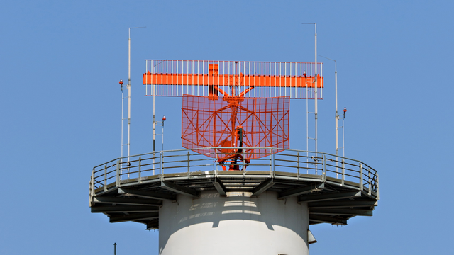 Hvordan følger radaren flytrafikken? 
