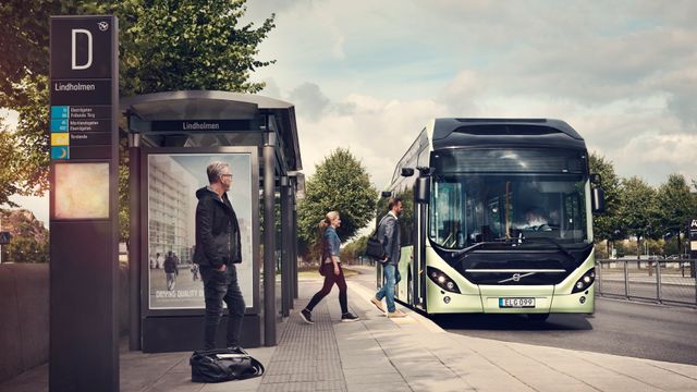 Volvo-bussen lader automatisk ved endestasjonene