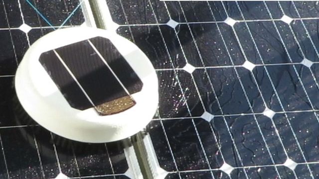 Denne roboten vasker solcellepaneler på hustak