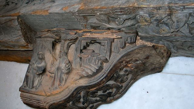 Bygget gulv av 700 år gamle bjelker