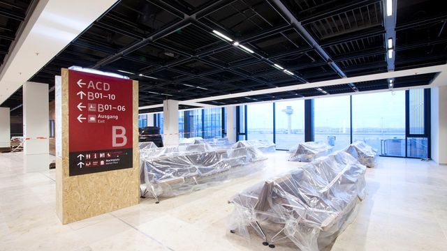 Skandaleflyplassen kan åpne i oktober