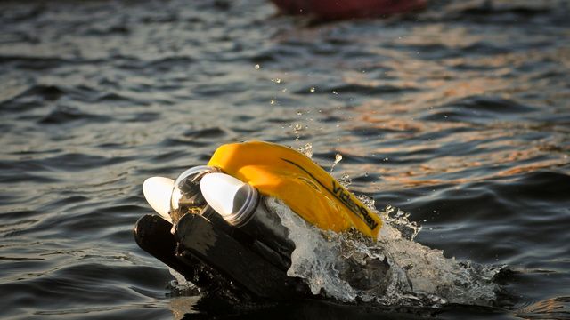 Se hvordan de styrer ROV-en fra land