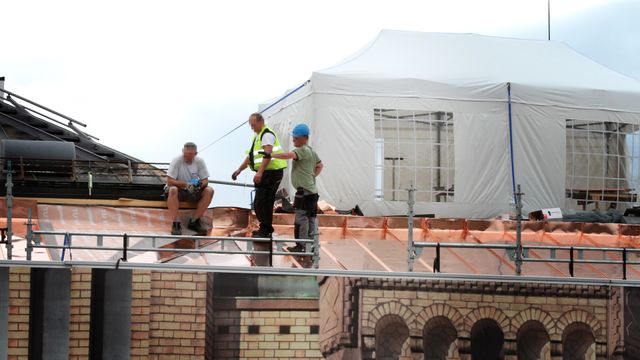 Her jobber de på Stortingets tak - uten hjelm