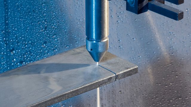 Kutter stål med vann – under vann