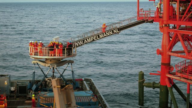 Ser på mulighetene for å frakte oljearbeidere til Nordsjøen på skip