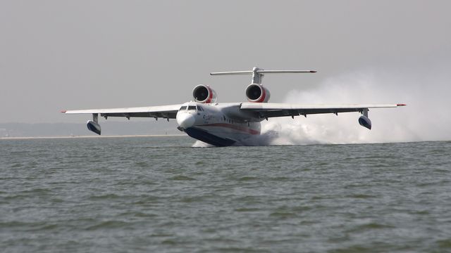 Dette flyet kan tanke 12.000 liter vann på 14 sekunder