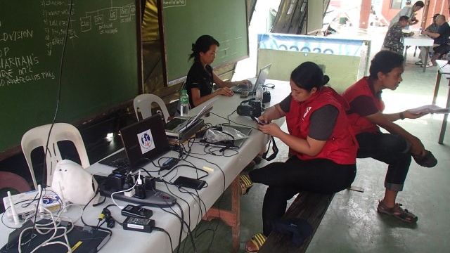 Frivillige teknologer sørger for kommunikasjon på Filippinene