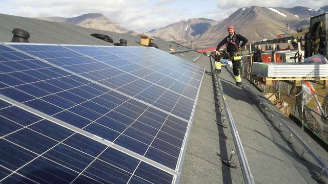 Bytter ut kull og diesel med solceller på Svalbard