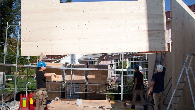 Lager turisttårn av gamle dører