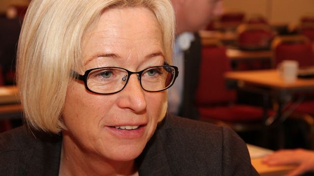 Vil finne ut om Jernbaneverket og vegvesenet driver effektivt