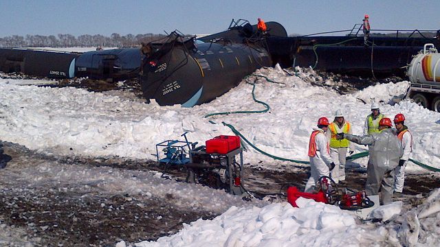 120.000 liter råolje rant ut da tog sporet av