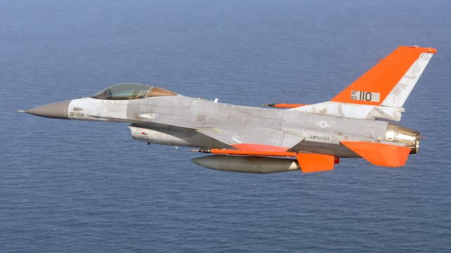 Her flyr en førerløs F-16