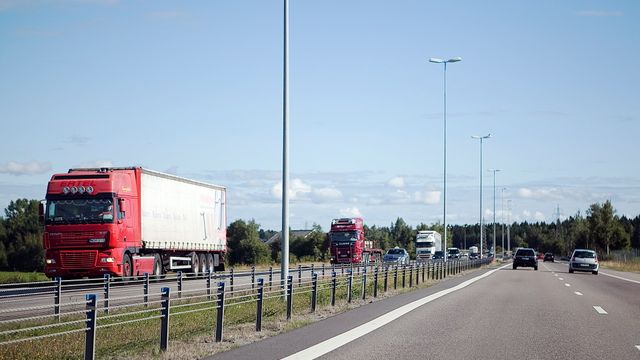  Krever minst 5 mm mønsterdybde på dekk