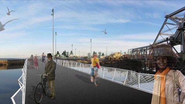 Roterende bru slipper båter forbi