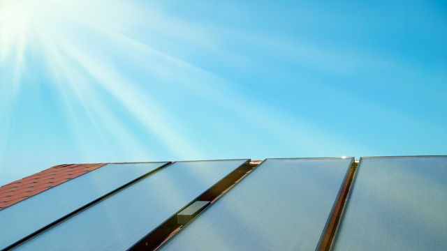 Det skal bli enklere å få betalt for å produsere solkraft hjemme