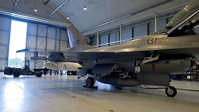 Her er det nye Kongsberg-missilet for første gang montert på et norsk kampfly