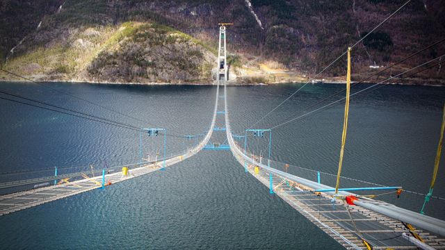 36000 kilometer ståltråd skal bære Hardangerbrua